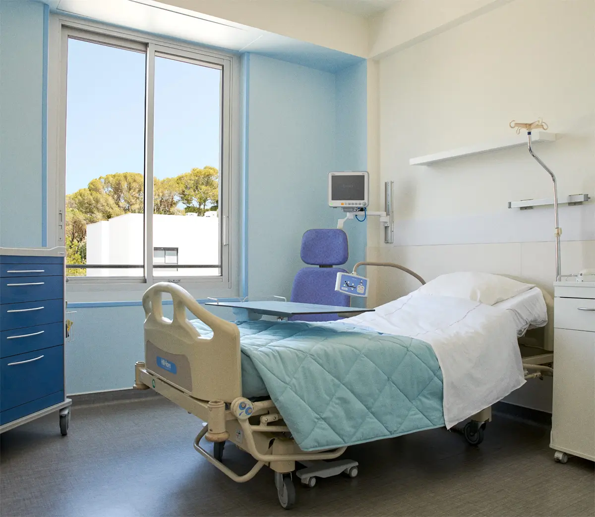 Photo of a patient room at CCV Montpellier with a single hospital bed and a view of the outdoors